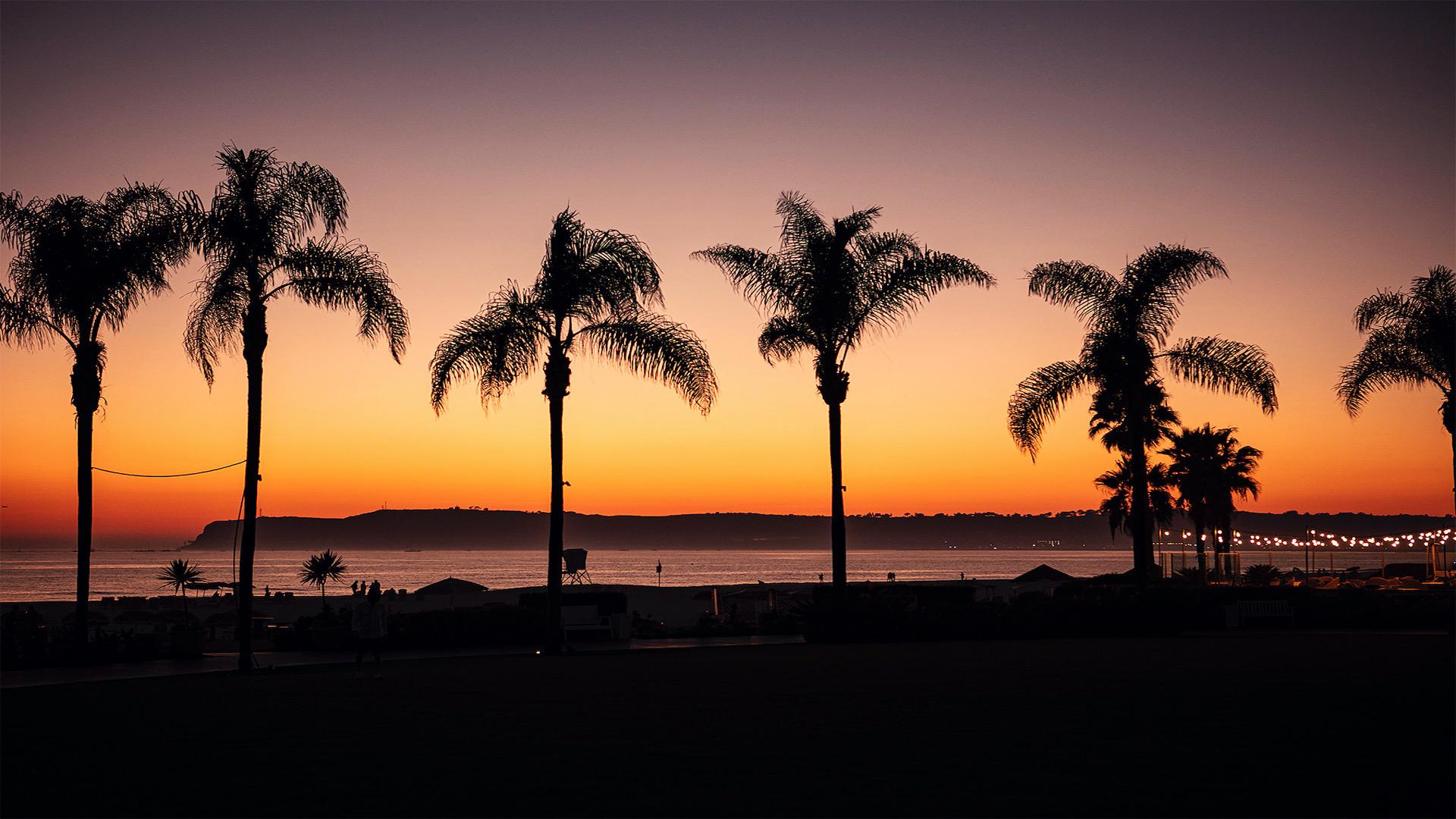 Just 8 miles from San Diego Int'l Airport. 

Discover Coronado's coastal resorts & meeting spaces!