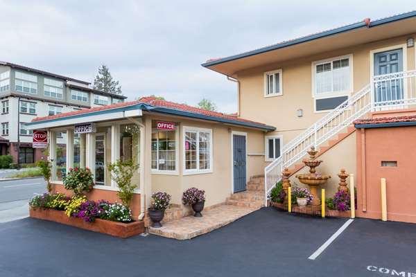 Howard Johnson by Wyndham Berkeley