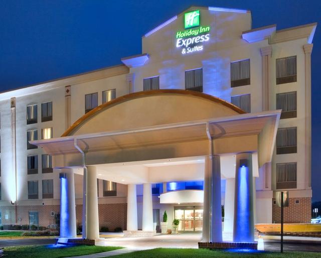 Holiday Inn Express & Suites Fredericksburg