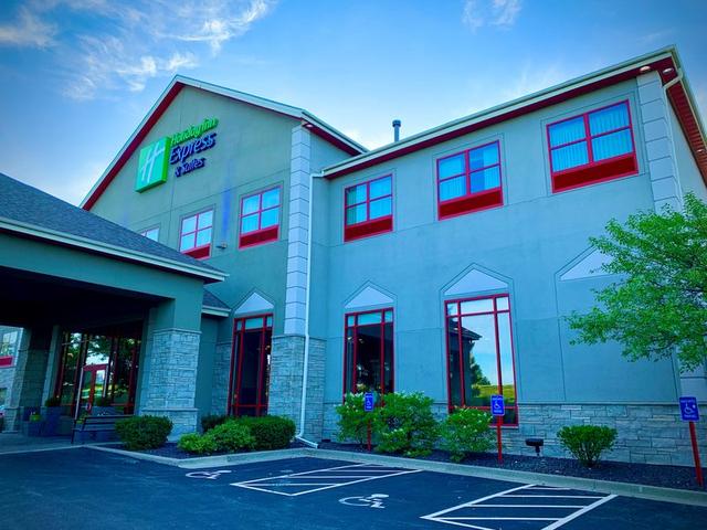 Holiday Inn Express & Suites Olathe North