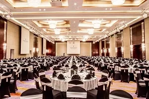 Meeting room with round tables and white chairs at Intercontinental Guangzhou Exhibition Center.