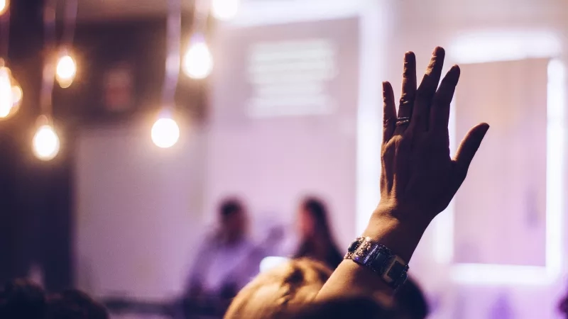 Event-Teilnehmer hebt Hand