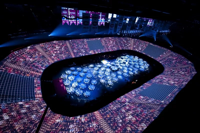 Aerial view of the Bell Centre, with blue lighting and a large circular banquet table setup.
