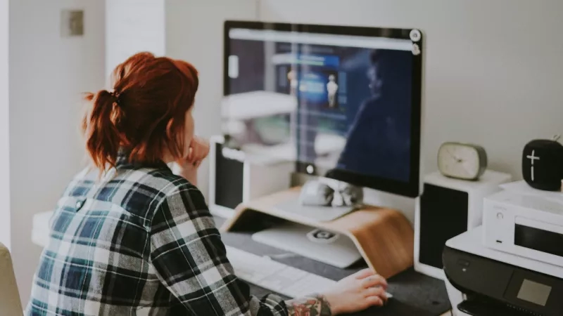 virtual_attendee_infront_of_desktop