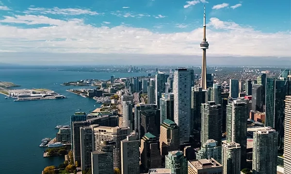 City skyline with CN Tower and Lake Ontario, highlighting Toronto as a meeting destination.