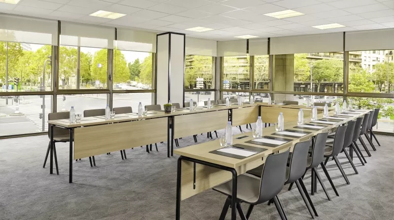 Meeting room at Pullman Paris La Defense with natural light and urban views of La Defense.