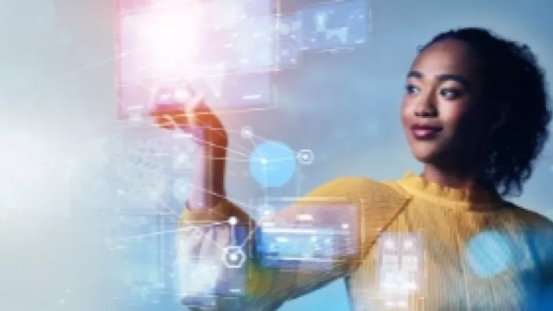 A woman is showing a screen with a hand with a smile on her face in a blue background.