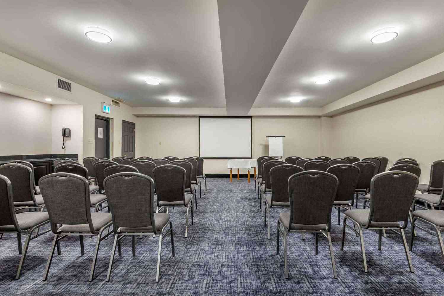 Quality Inn and Suites Oakville в Oakville, ON