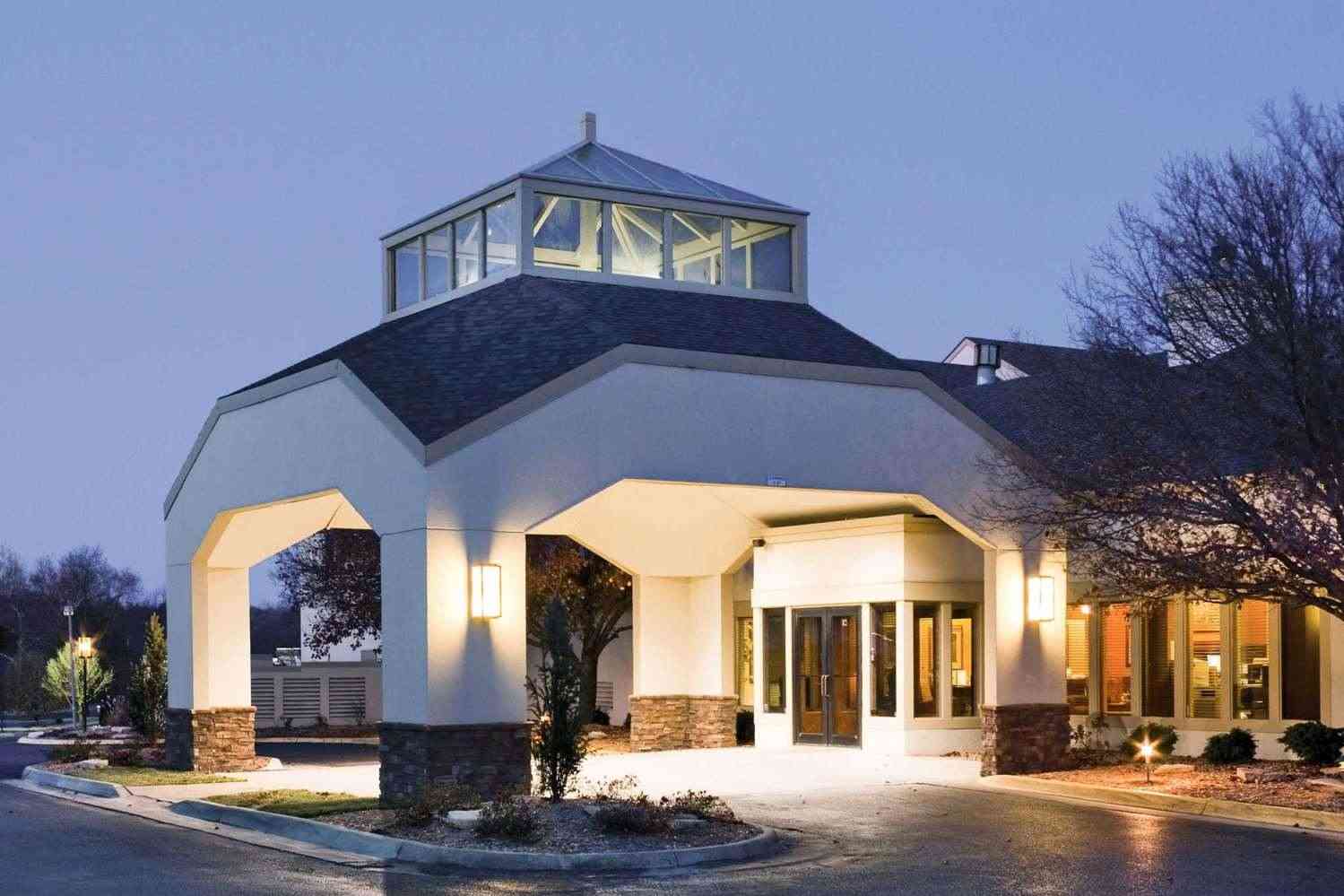 Quality Inn and Suites Albuquerque Downtown - Univ в Albuquerque, NM