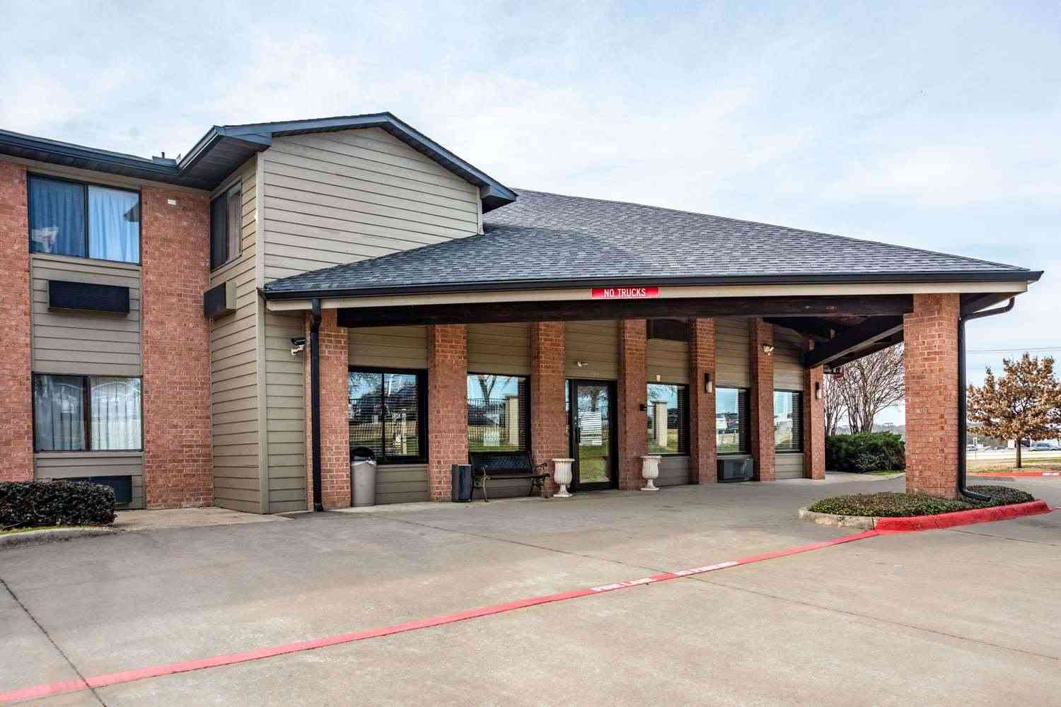 Econo Lodge Inn And Suites в Mckinney, TX