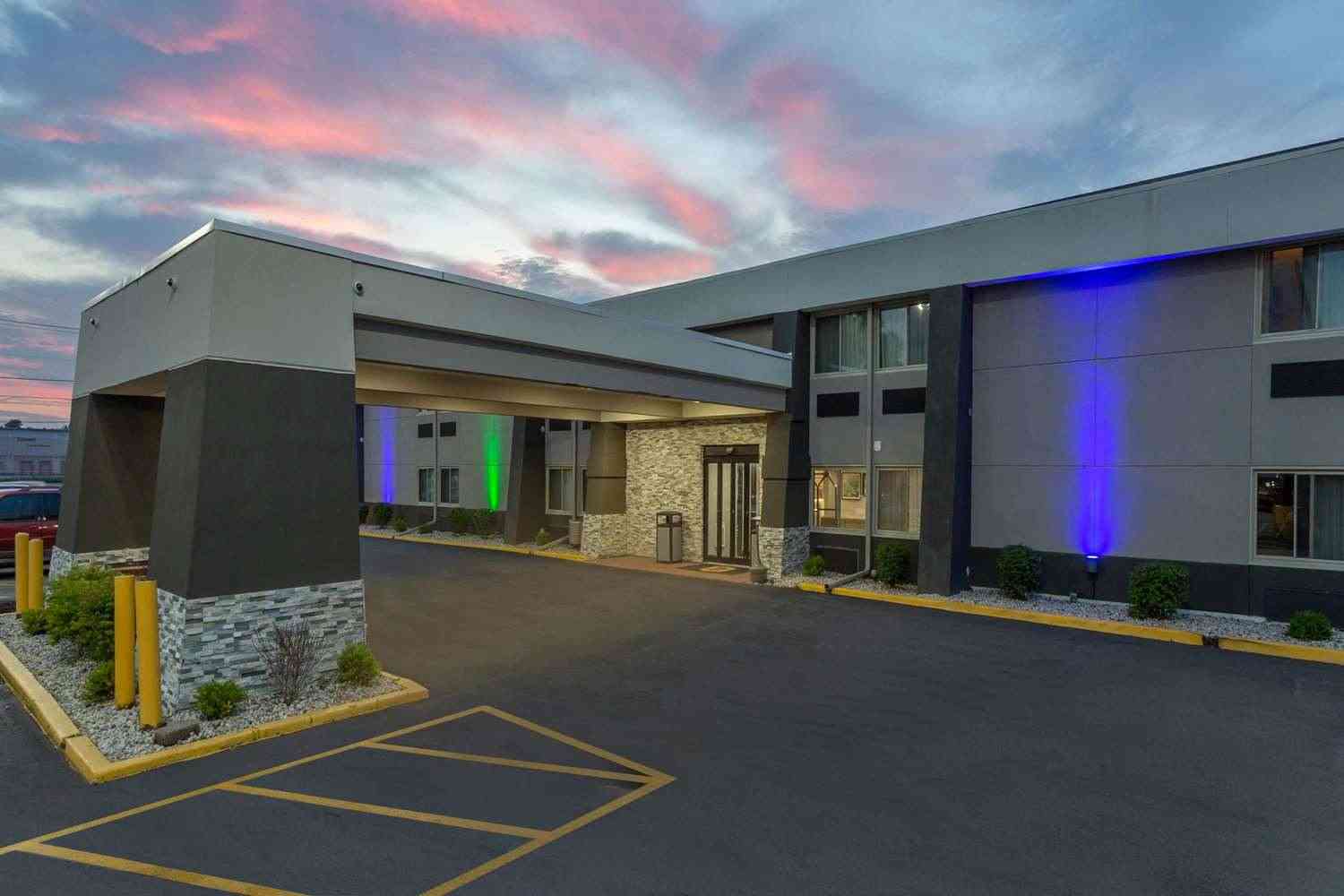 Super 8 by Wyndham South Holland в South Holland, IL