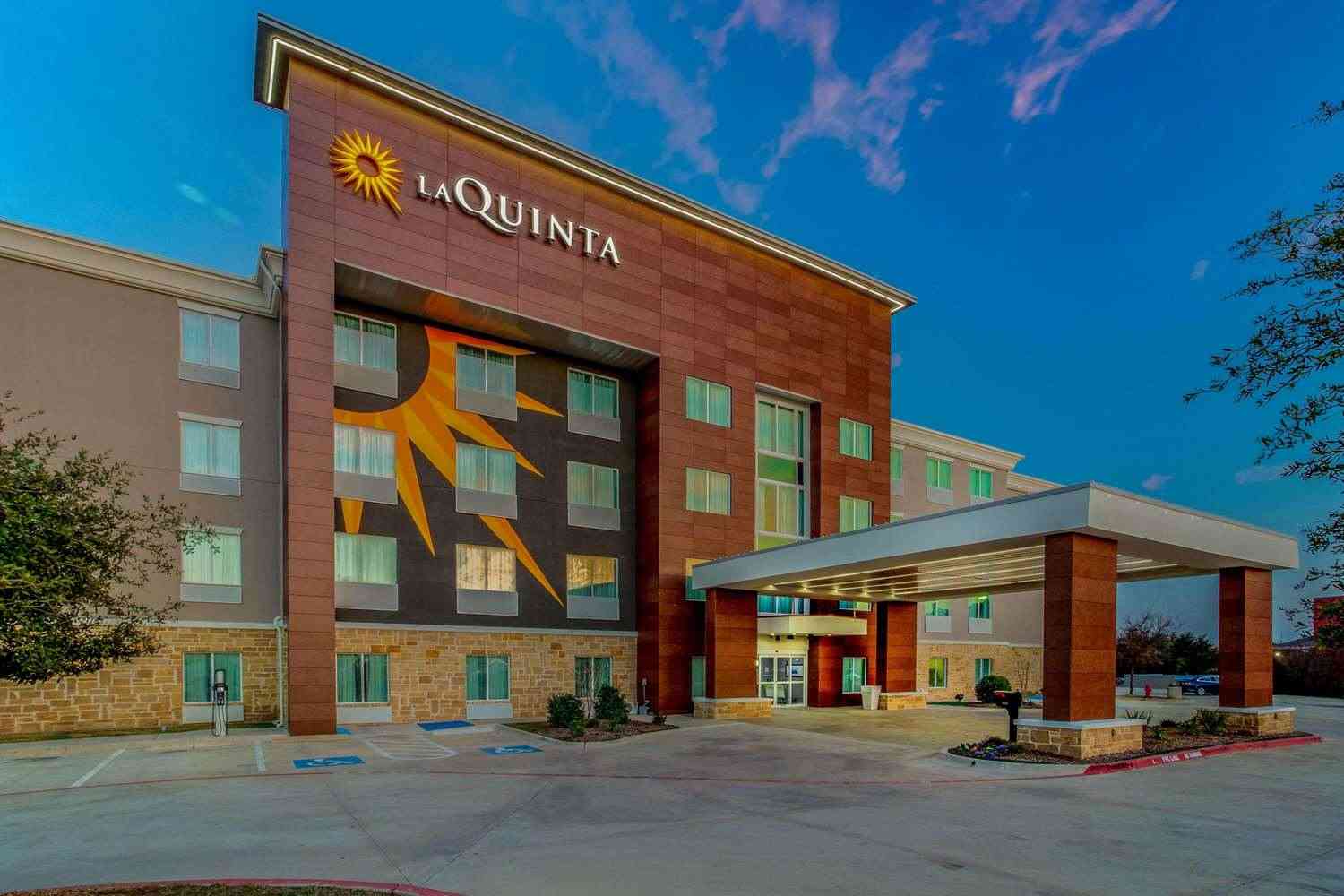 La Quinta Inn & Suites by Wyndham Northlake Ft. Worth, Northlake, TX