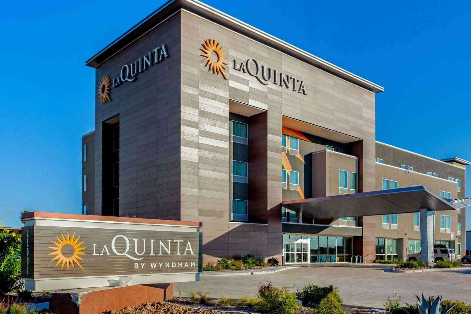 La Quinta Inn & Suites by Wyndham San Antonio Alamo City in San Antonio, TX
