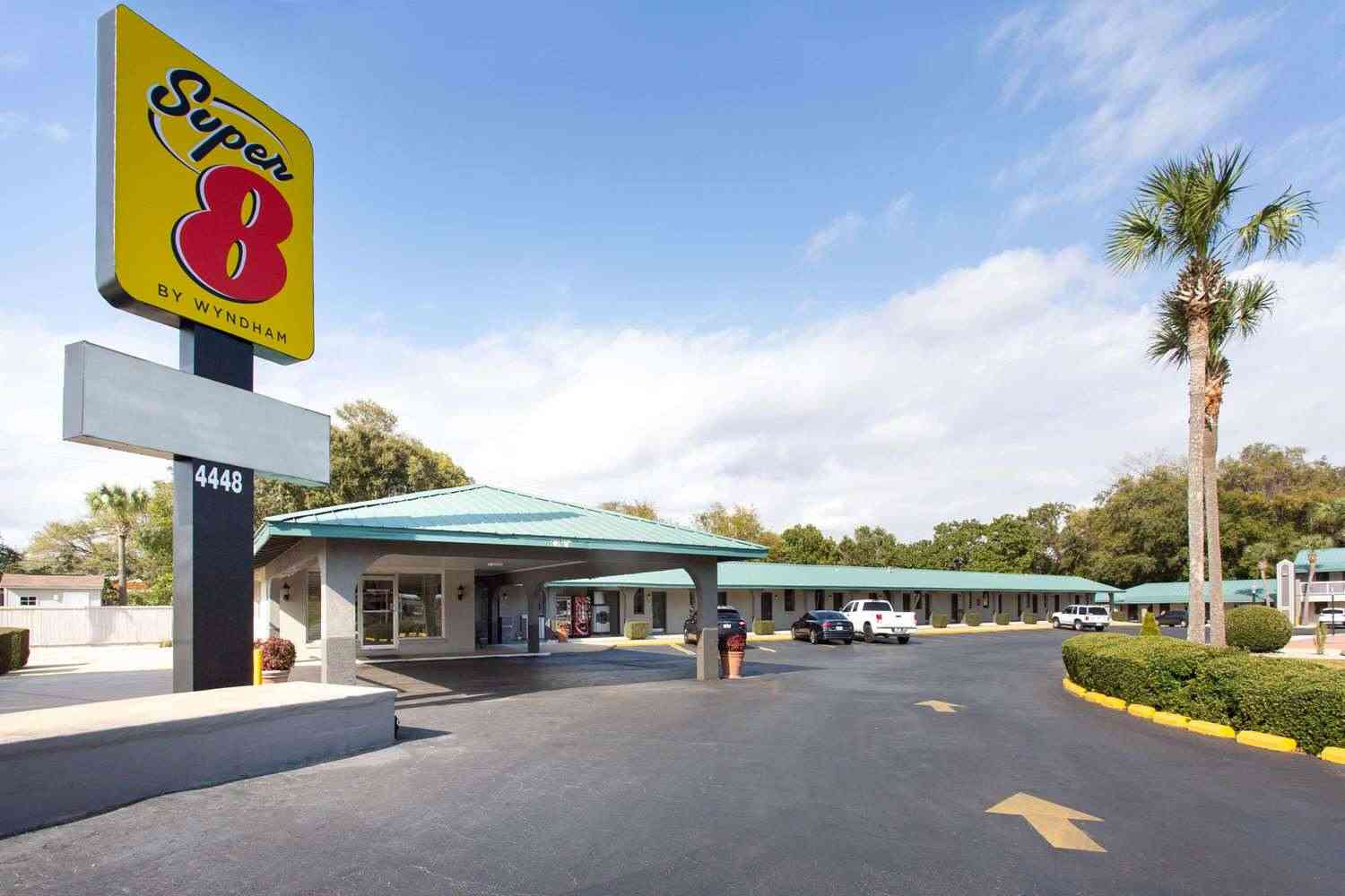 Pensacola, FL 的 Super 8 by Wyndham Pensacola NAS Area