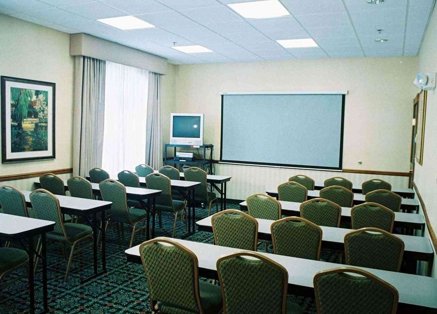 Country Inn & Suites By Radisson Brockton в Brockton, MA