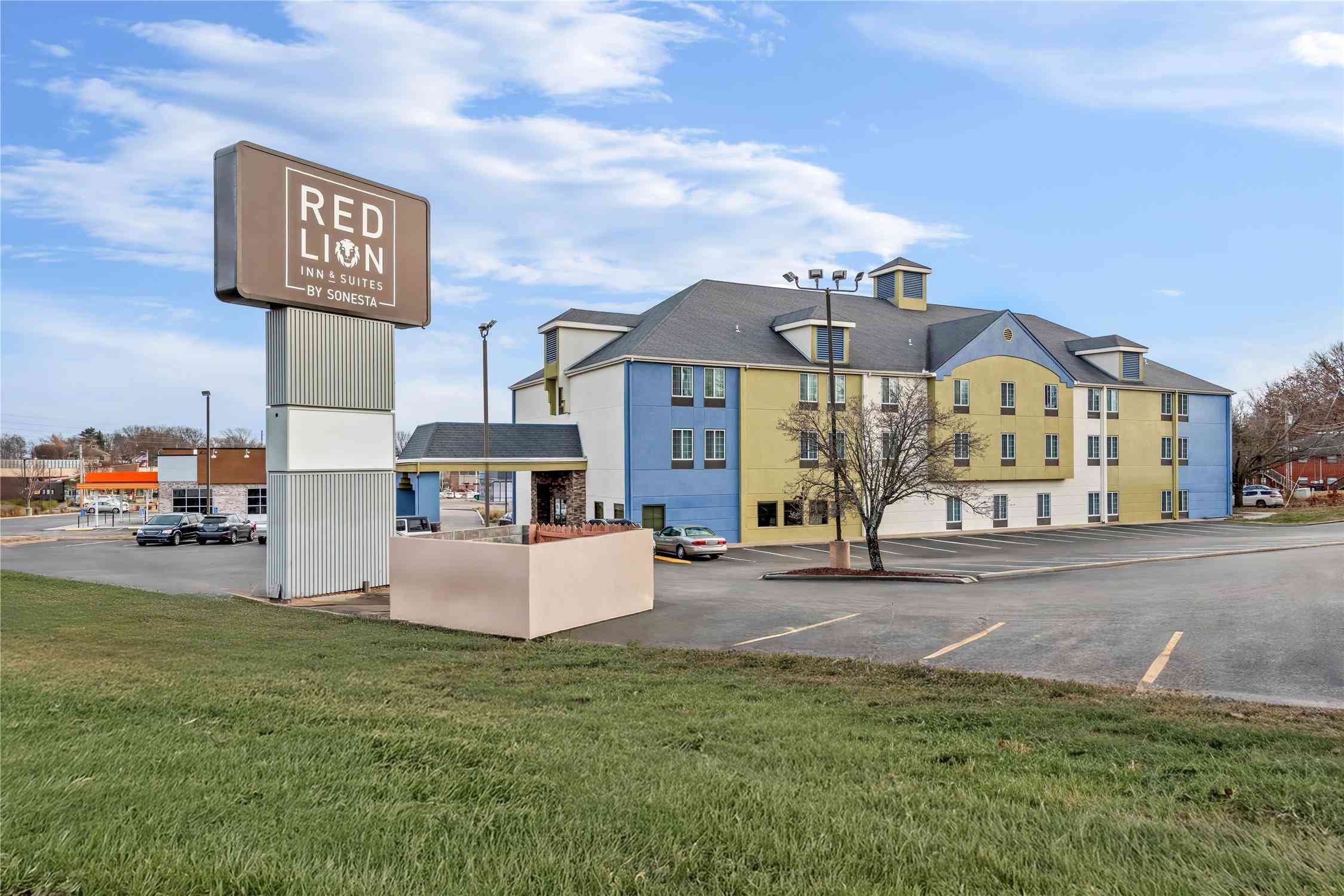 Red Lion Inn & Suites Blue Springs в Blue Springs, MO