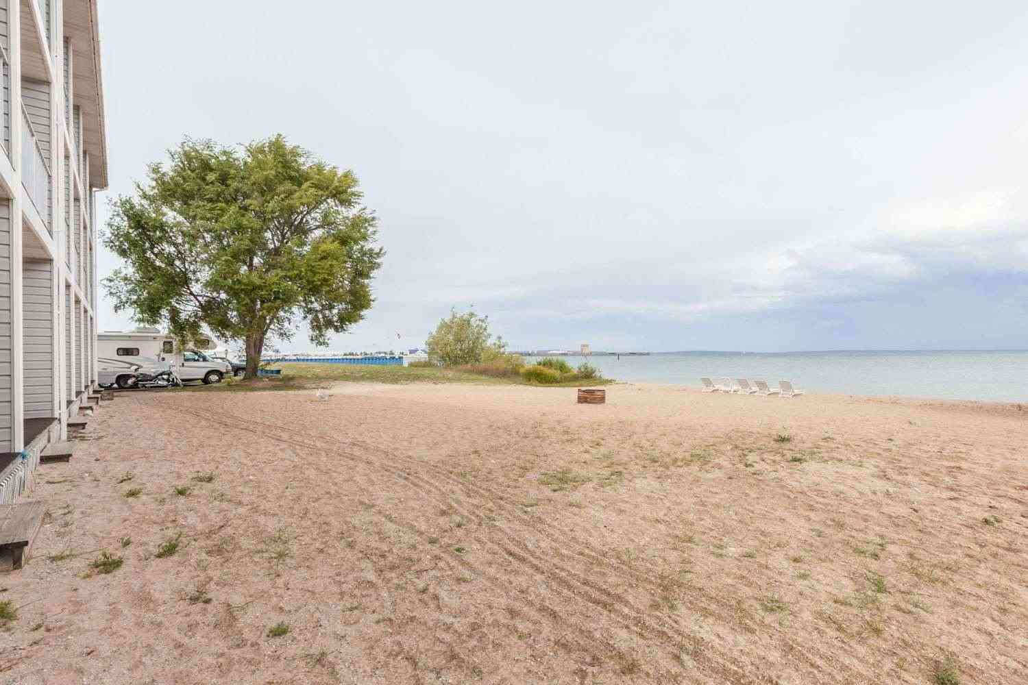 Mackinaw City, MI 的 Ramada by Wyndham Mackinaw City Waterfront