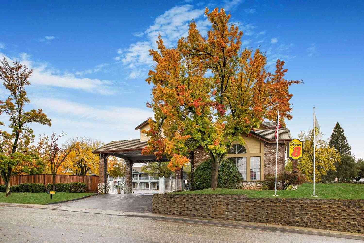 Super 8 by Wyndham Auburn in Kastanienbraun, CA