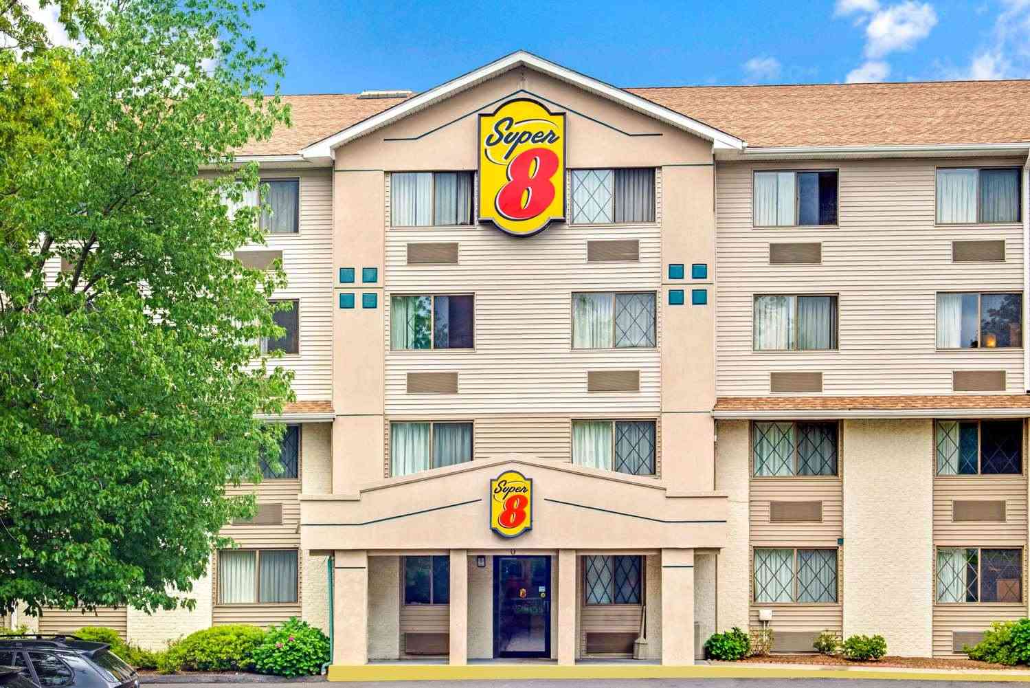 Super 8 by Wyndham Stamford/New York City Area в Stamford, CT