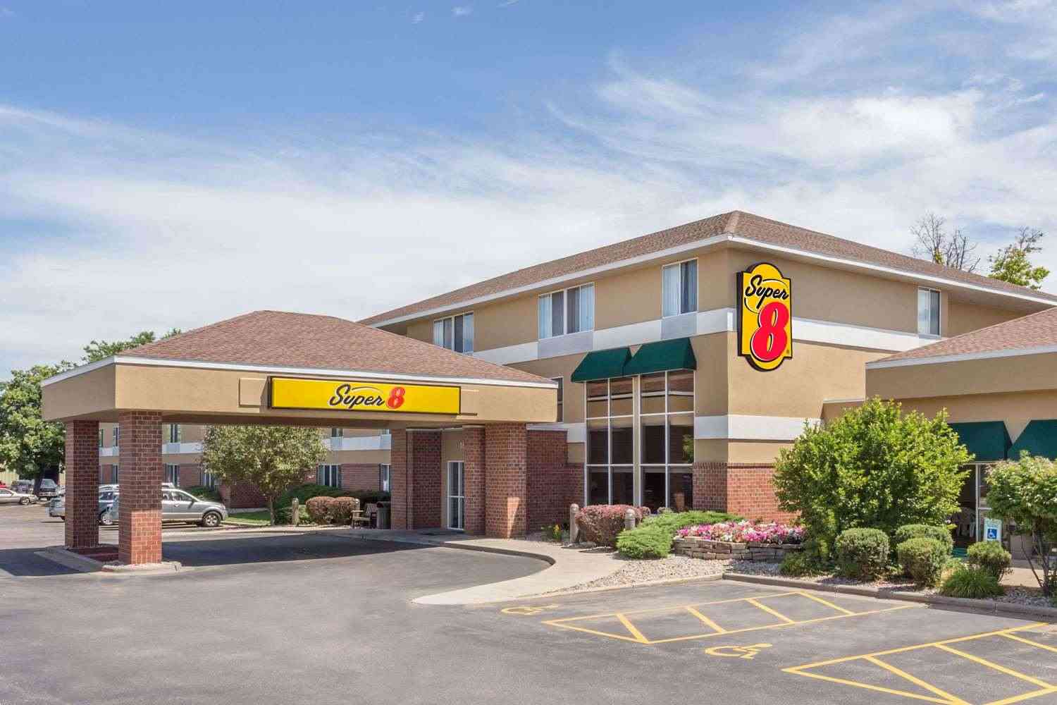 Super 8 by Wyndham Madison South в Madison, WI