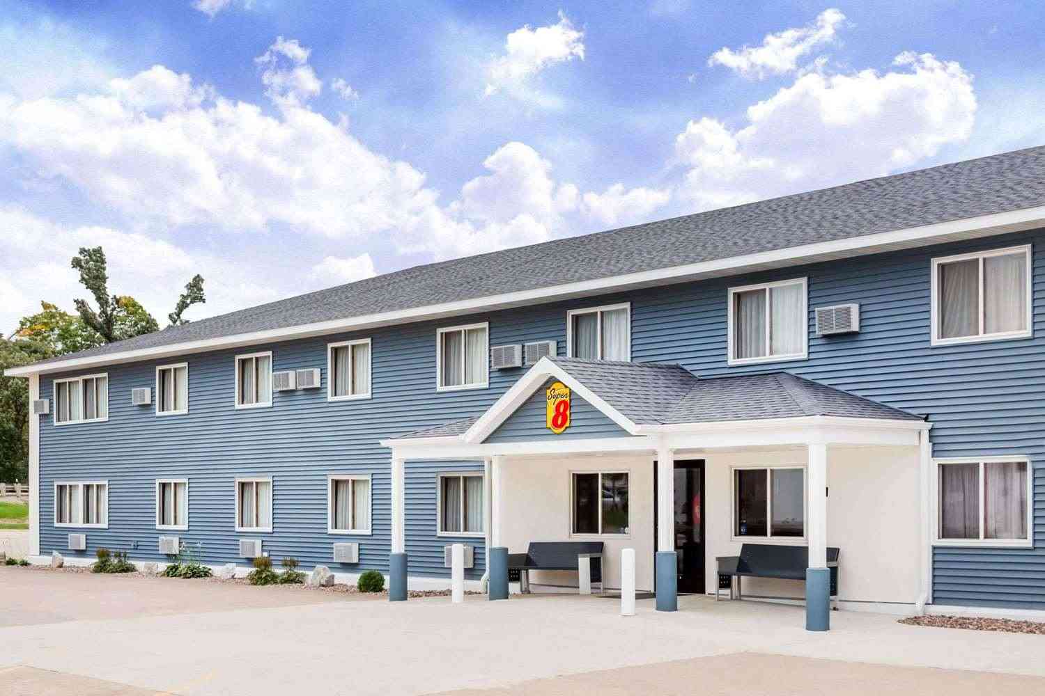 Super 8 by Wyndham Platteville в Platteville, WI