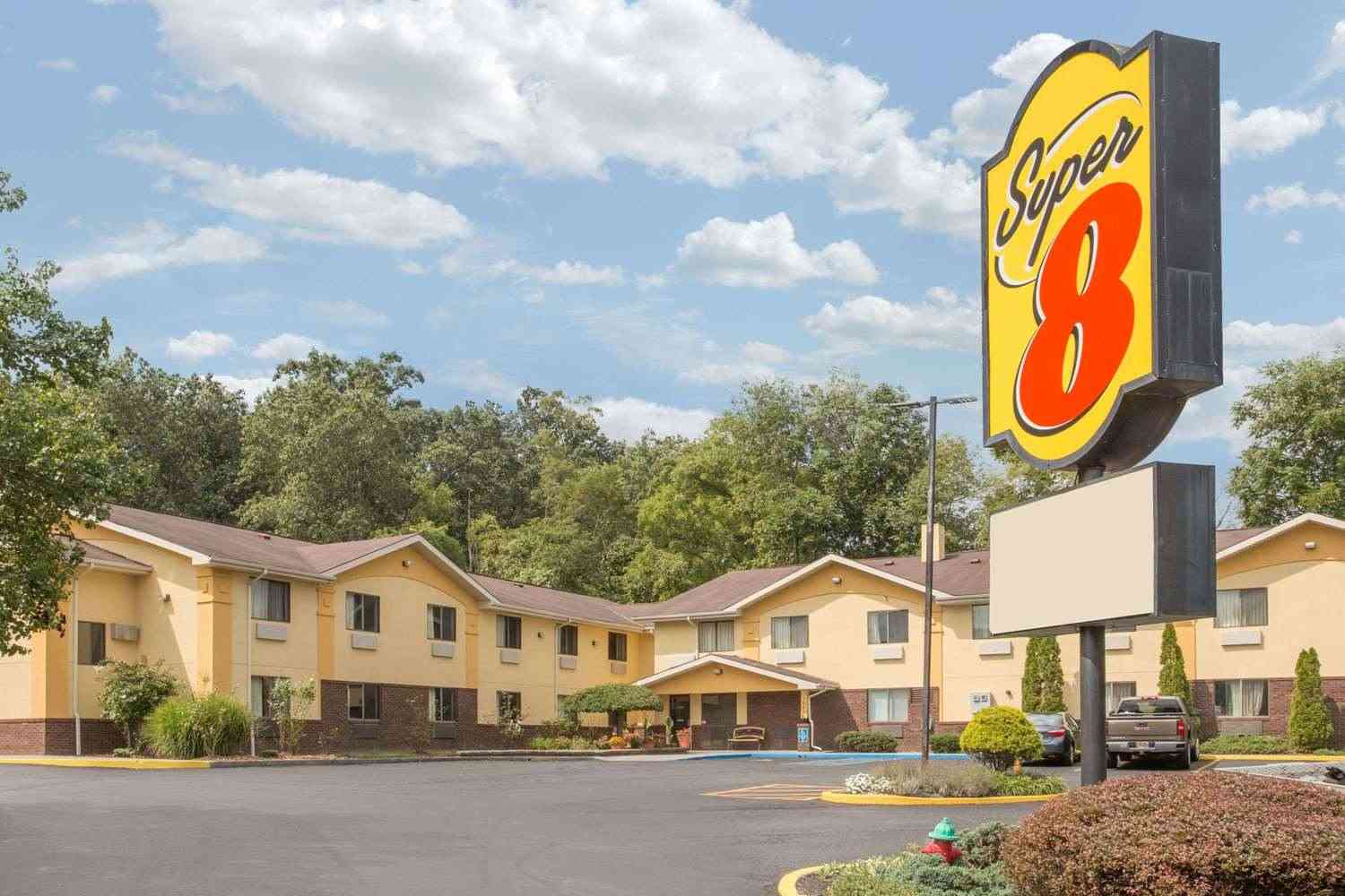Super 8 by Wyndham Radford VA a Radford, VA