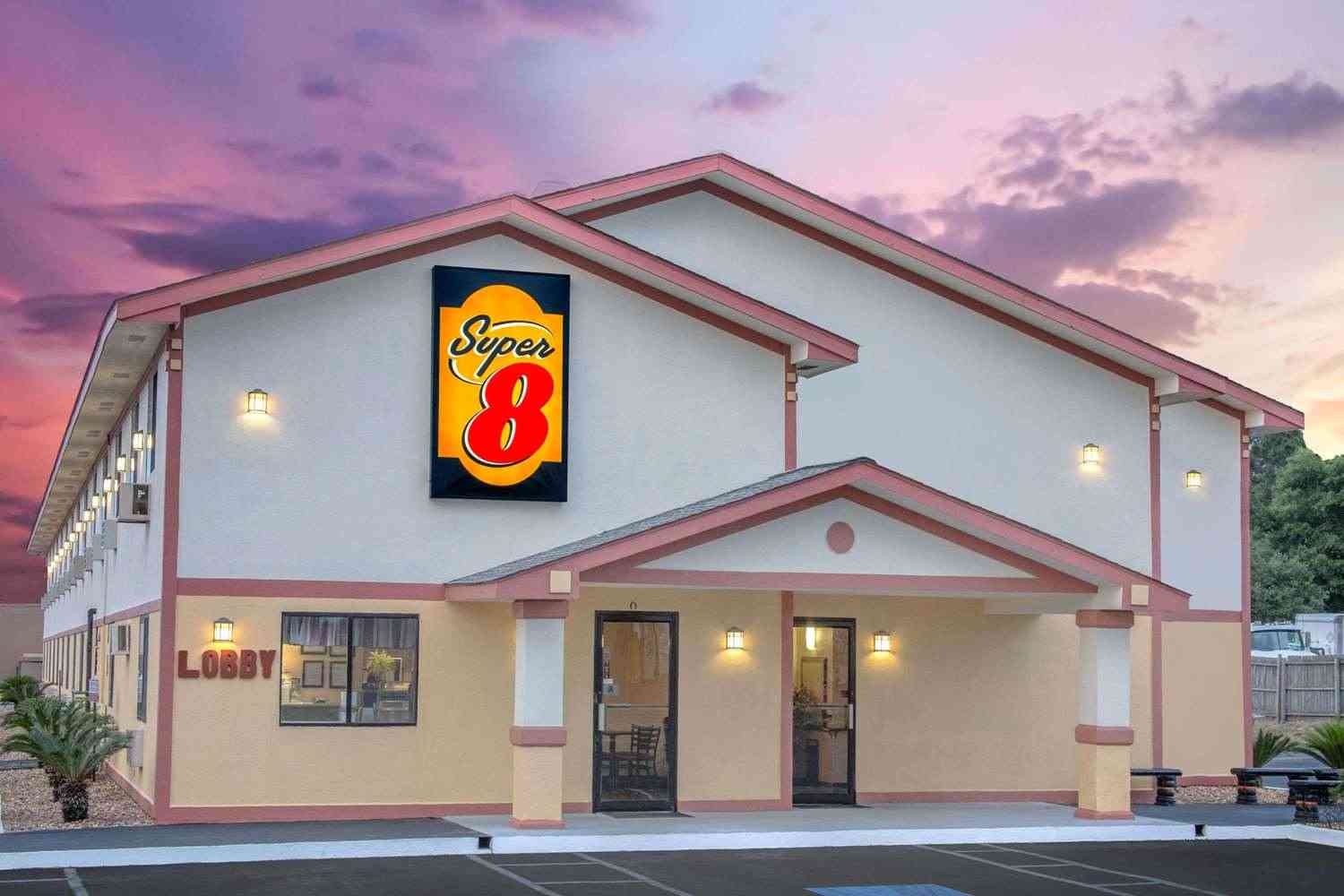 Super 8 by Wyndham Douglas in Douglas, GA