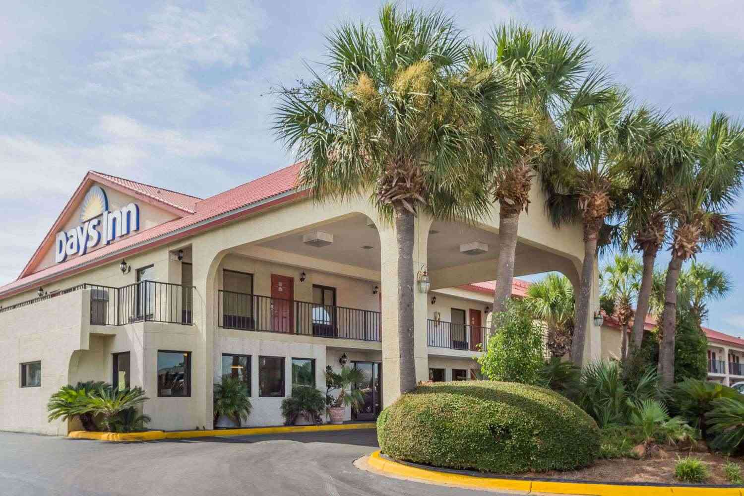Days Inn by Wyndham Destin в Destin, FL