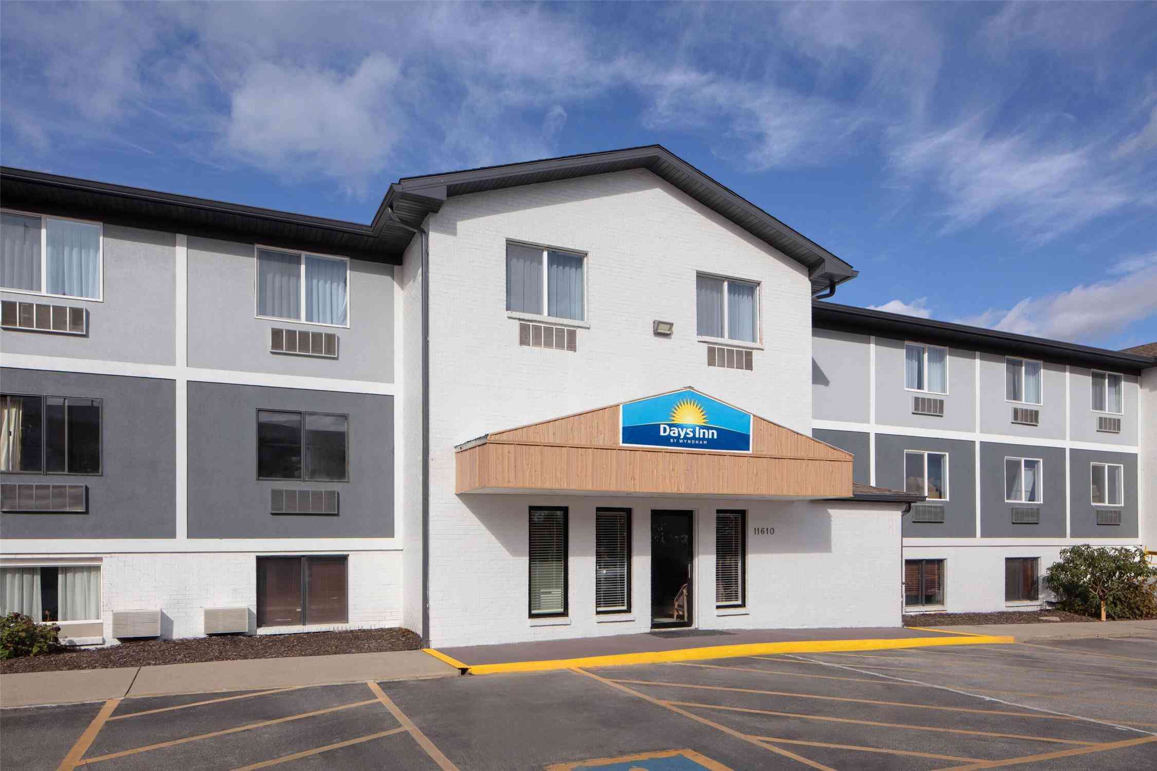 Super 8 by Wyndham Omaha/West Dodge in Omaha, NE