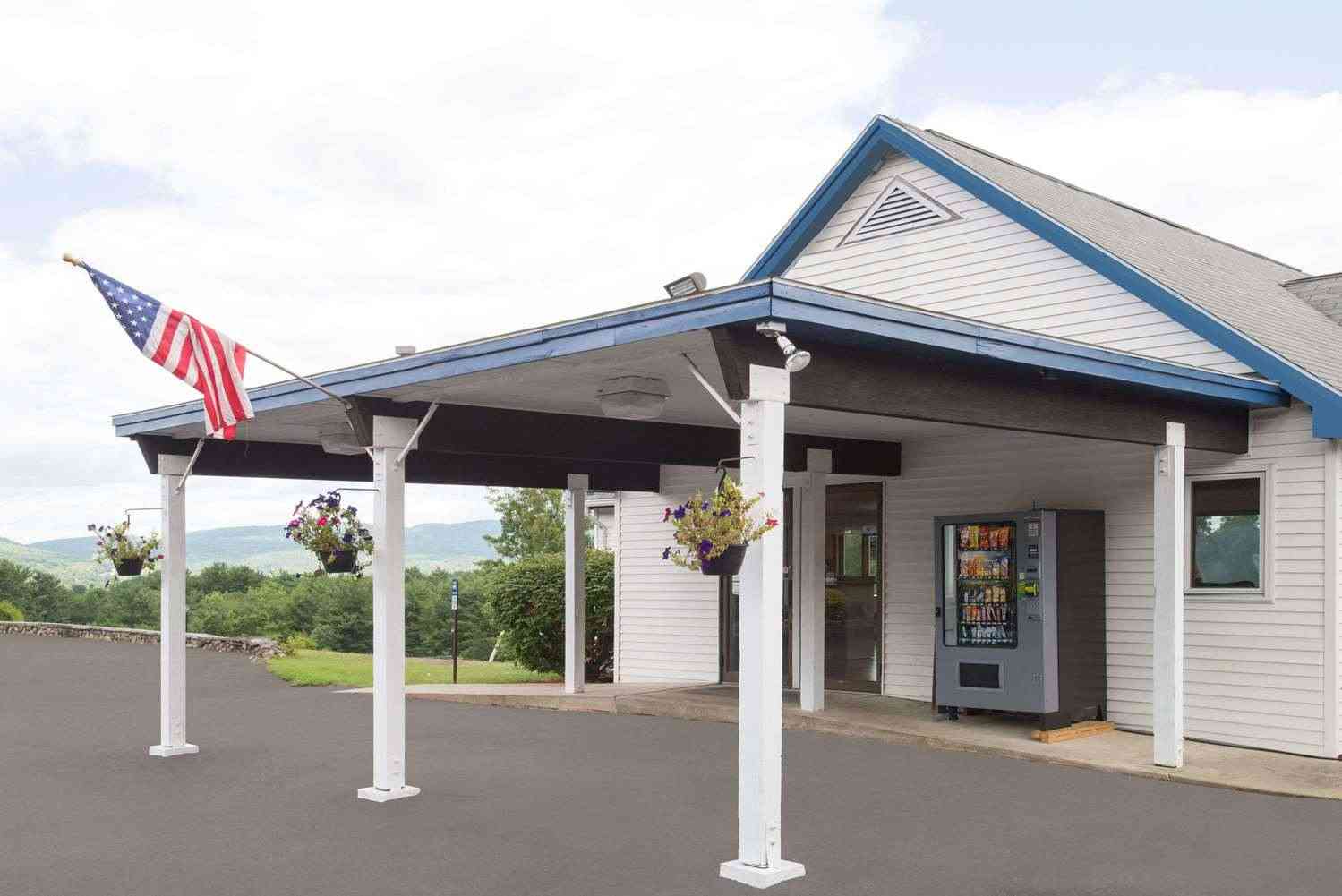 Travelodge by Wyndham Lake George NY a Lake George, NY