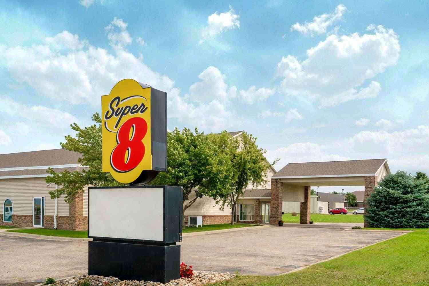 Super 8 by Wyndham Beresford в Beresford, SD