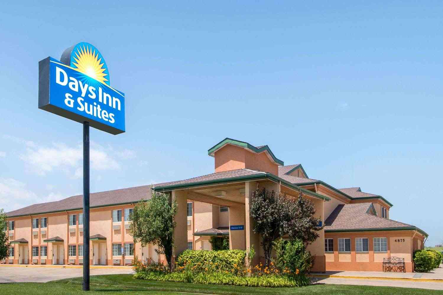 Days Inn & Suites by Wyndham Wichita a Wichita, KS