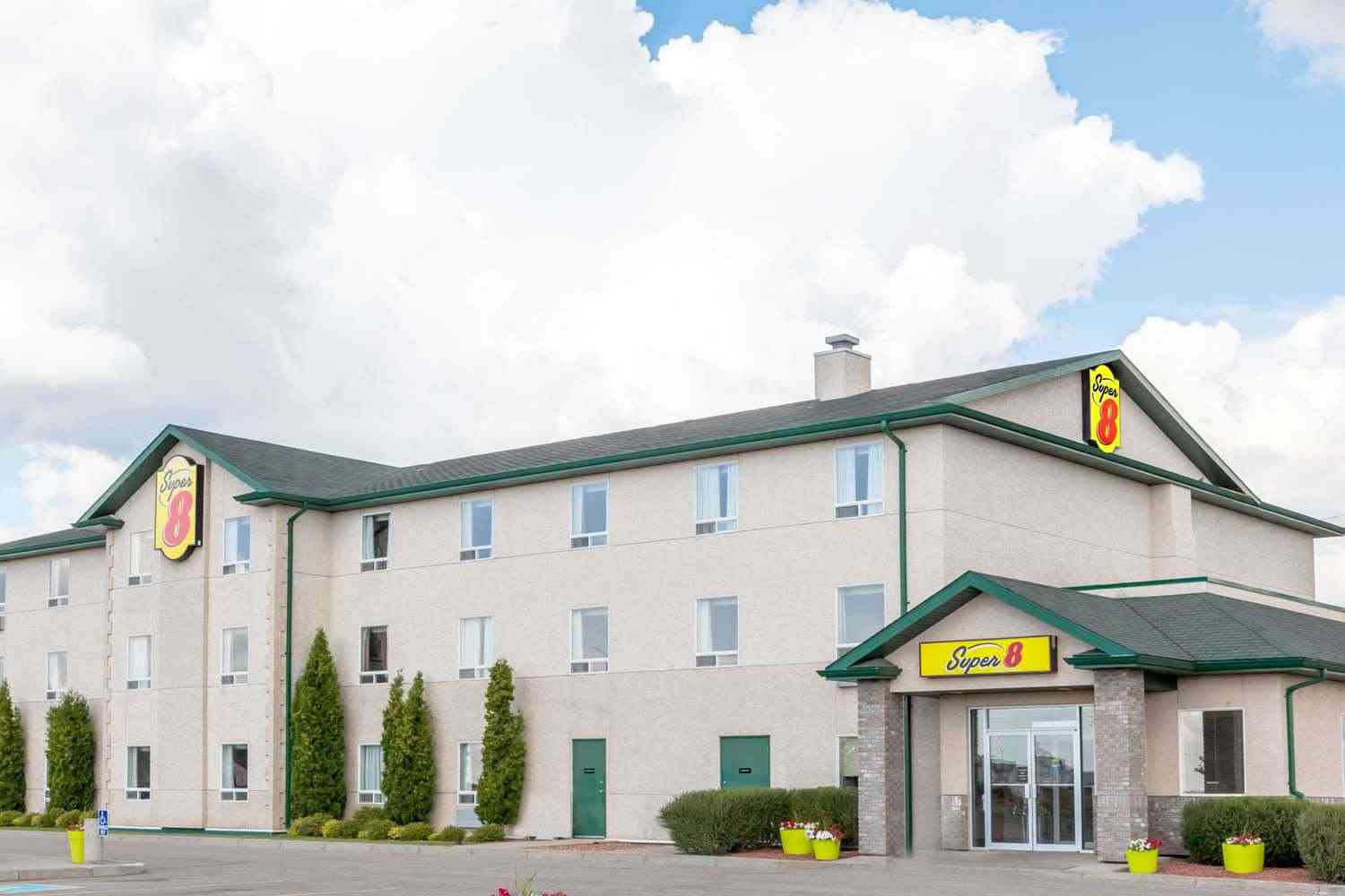 Super 8 by Wyndham Prince Albert, Prince Albert, SK
