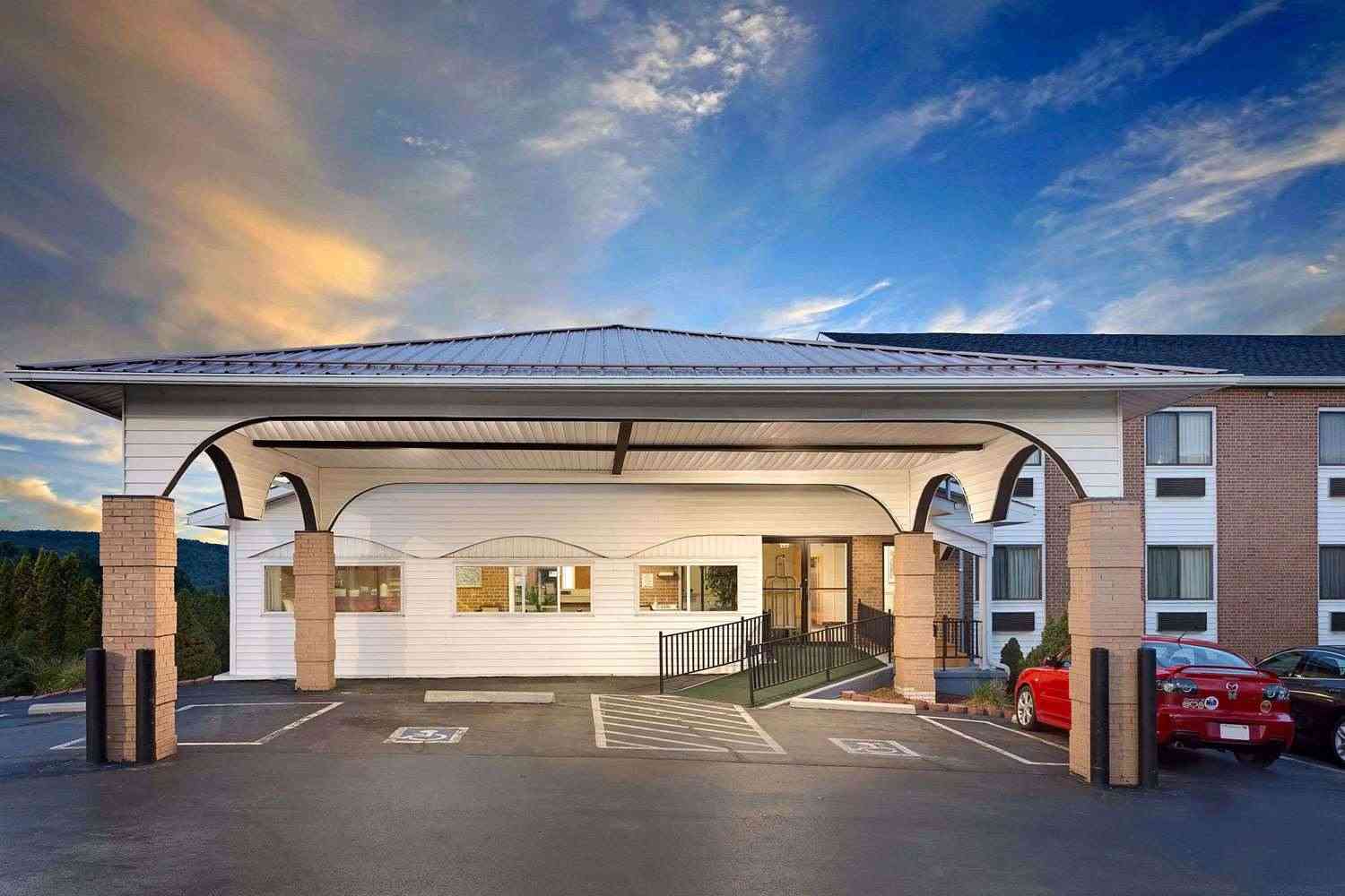 Super 8 by Wyndham Hillsville, Hillsville, VA