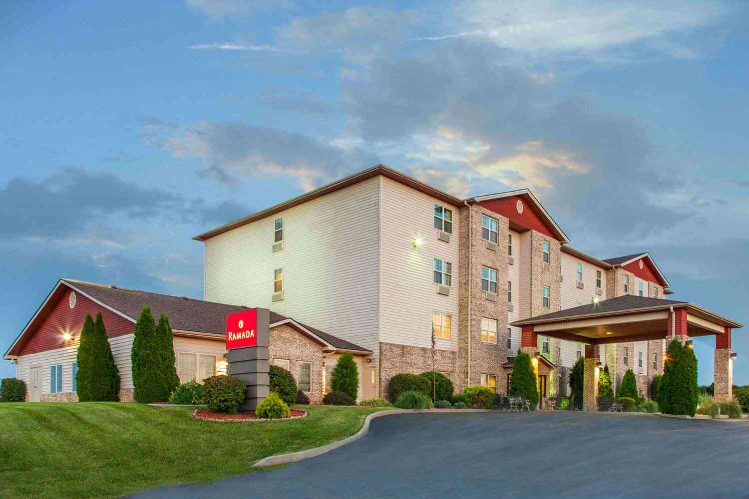 Ramada by Wyndham Sparta/At Speedway в Sparta, KY