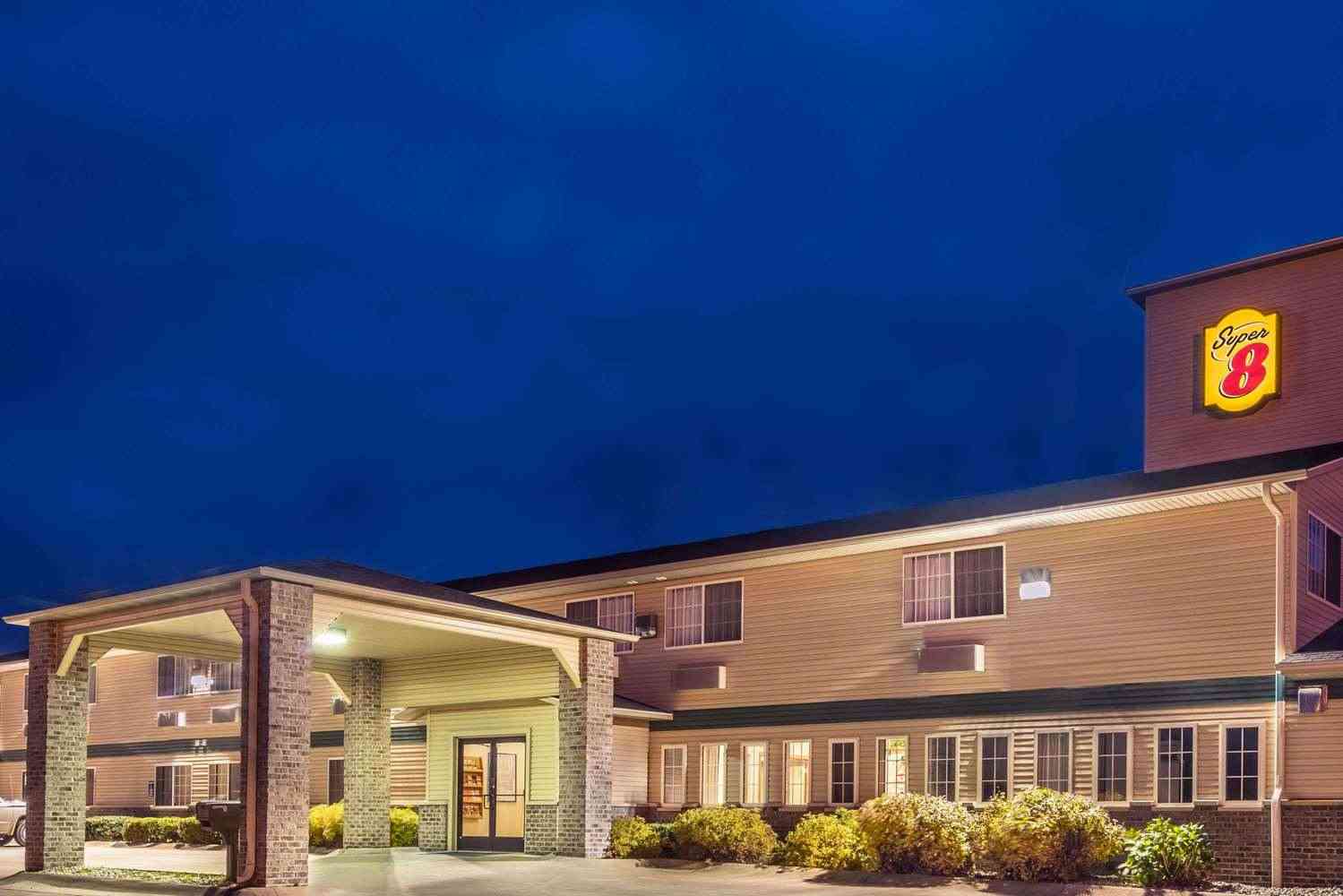 Super 8 by Wyndham Neillsville WI в Neillsville, WI