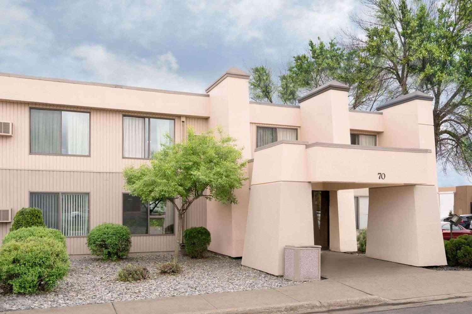 Days Inn by Wyndham St Cloud в St. Cloud, MN