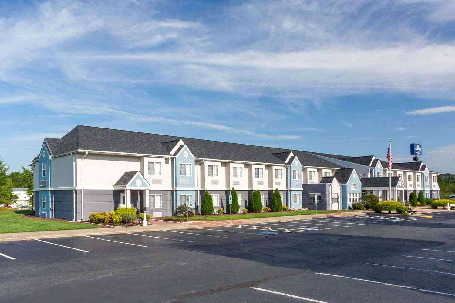 Microtel Inn & Suites by Wyndham Burlington в Burlington, NC