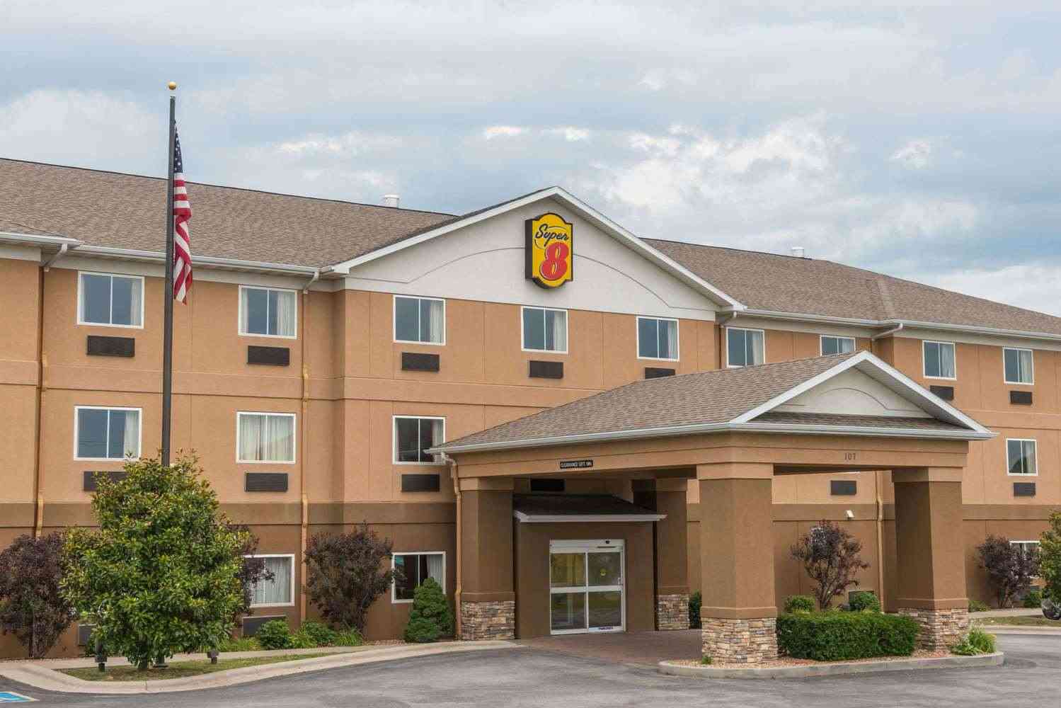Super 8 by Wyndham St Robert Ft Leonard Wood Area in St. Robert, MO