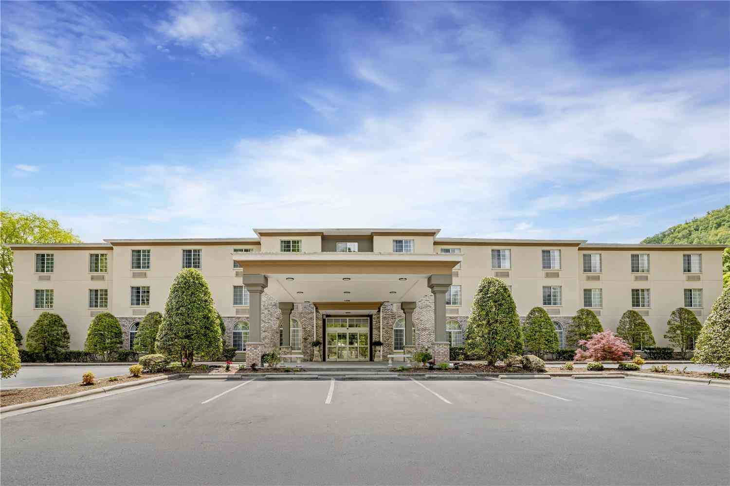 Best Western Plus River Escape Inn & Suites, Dillsboro, NC