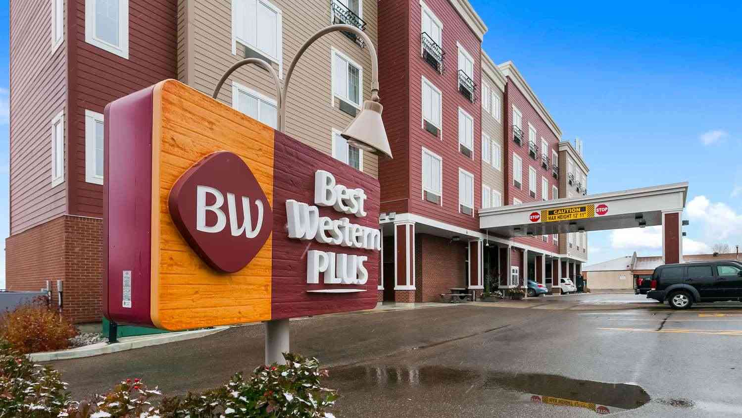 Sylvan Lake, AB 的 Best Western Plus Chateau Inn Sylvan Lake