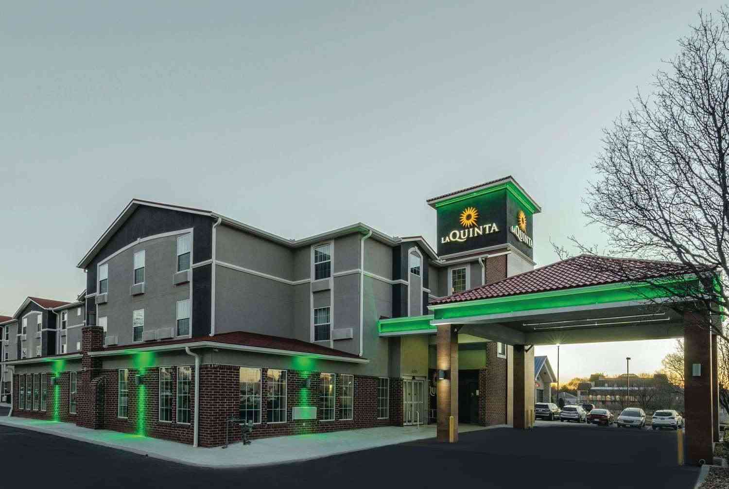 Kansas City, MOにおけるLa Quinta Inn & Suites by Wyndham Kansas City Airport 