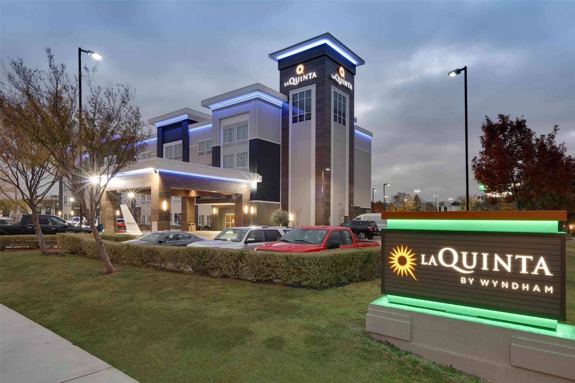La Quinta Inn & Suites by Wyndham Dallas Love Field em Dallas, TX