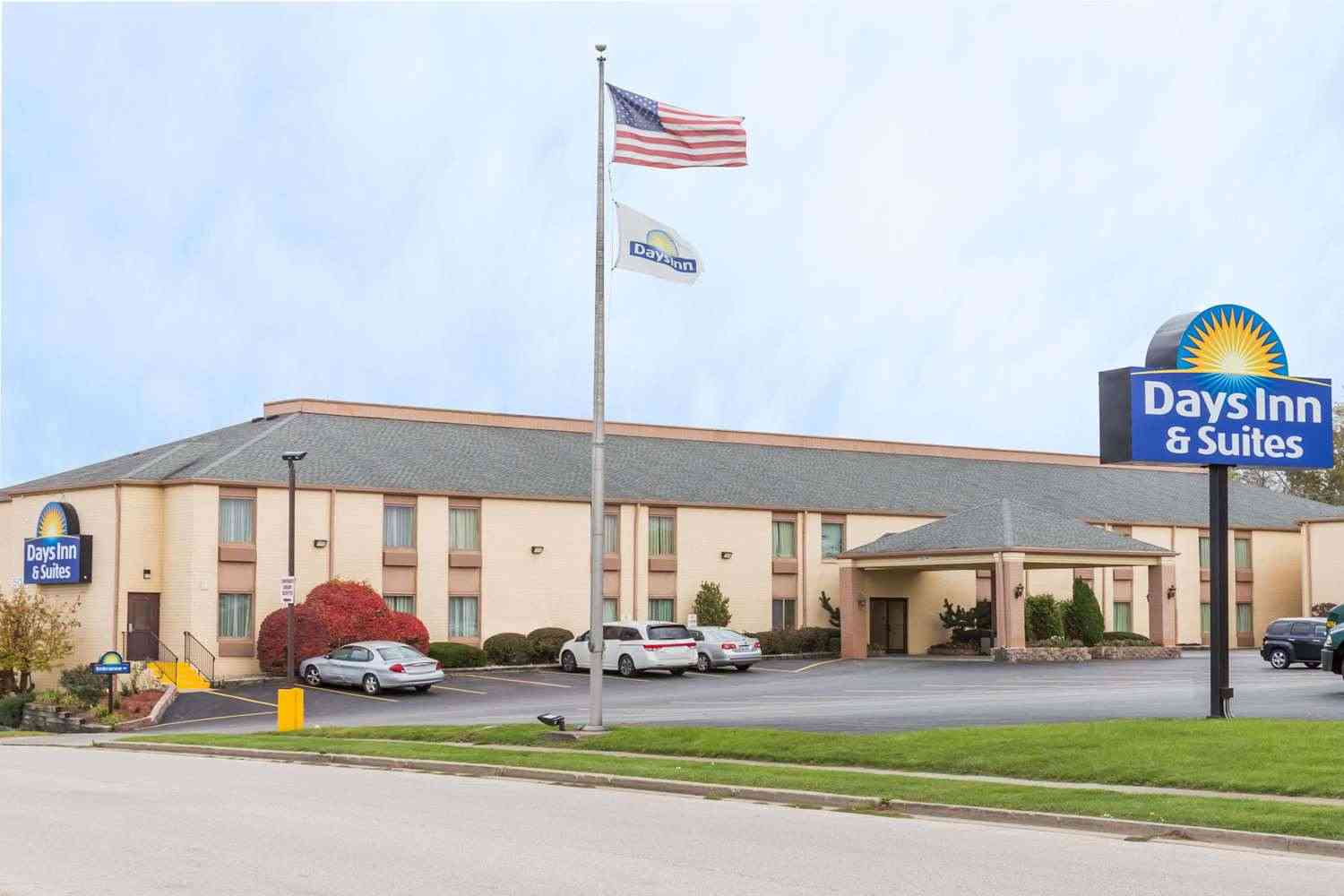 Days Inn & Suites by Wyndham Bloomington/Normal IL в Bloomington, IL
