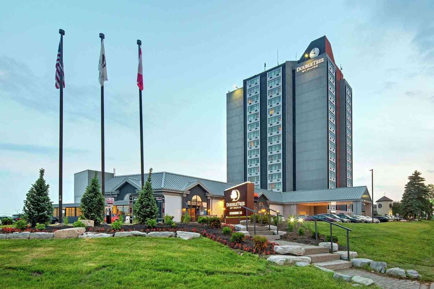 DoubleTree by Hilton Toronto Airport в Toronto, ON