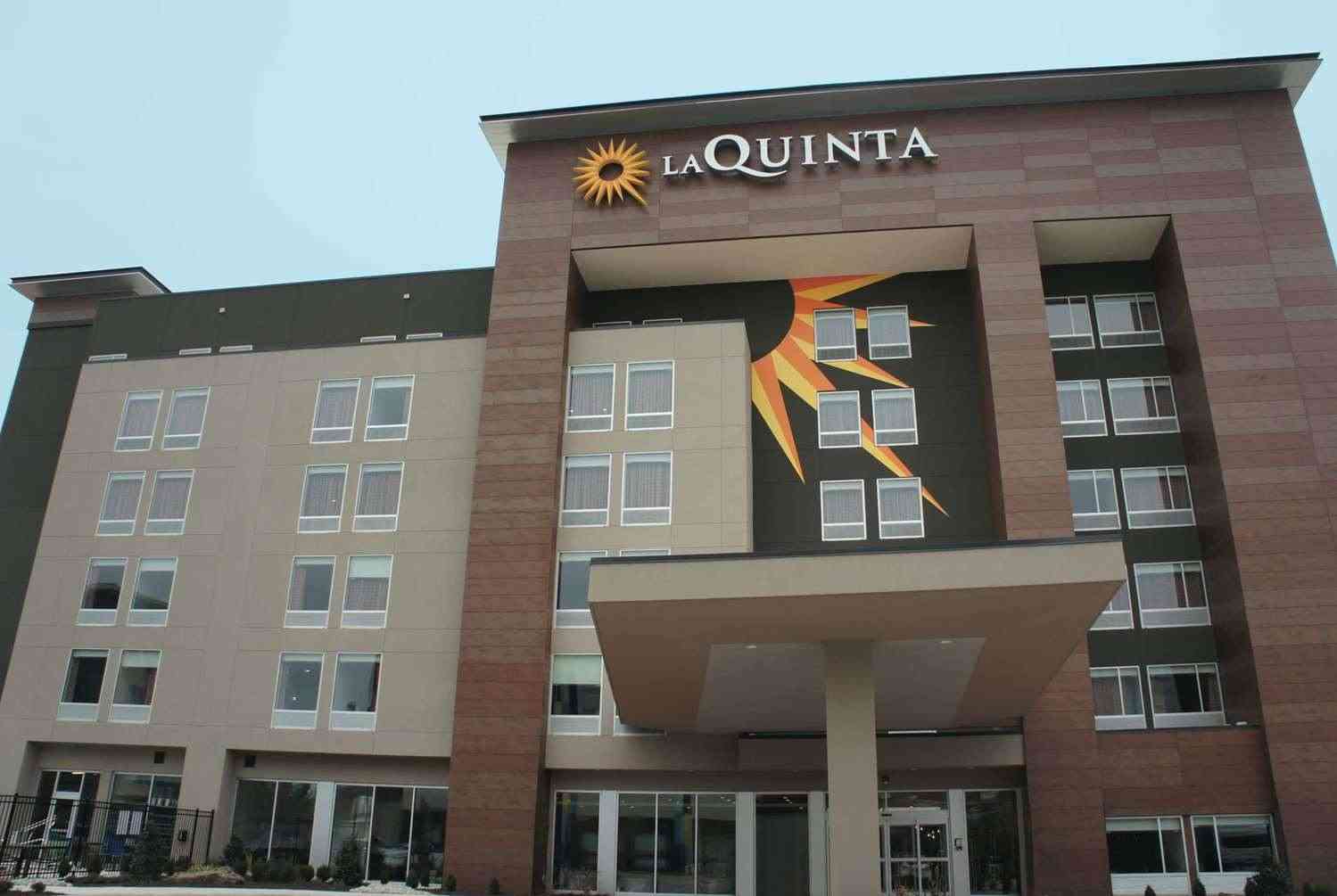 La Quinta Inn & Suites by Wyndham Oklahoma City Airport em Oklahoma City, OK