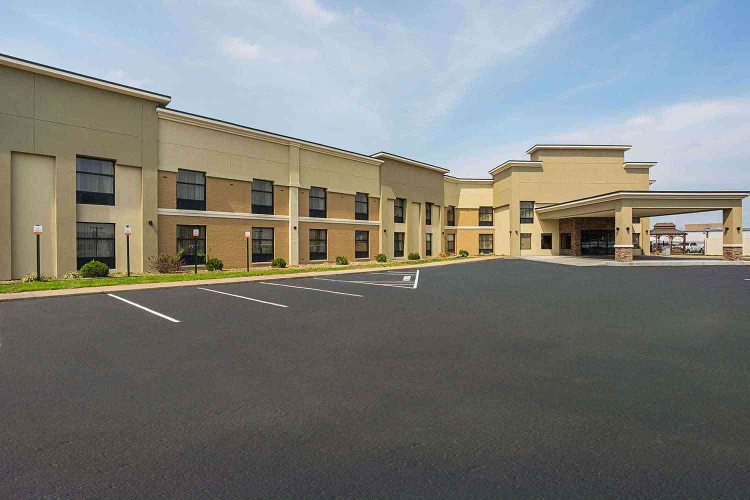 Clarion Inn and Suites Evansville, Evansville, IN
