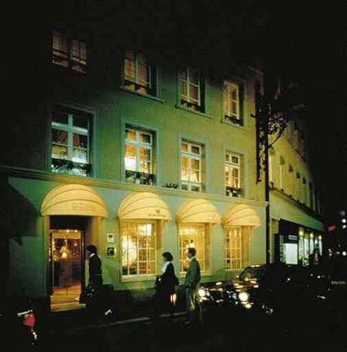 Lucerne, CH 的 Baslertor Summer Pool Hotel