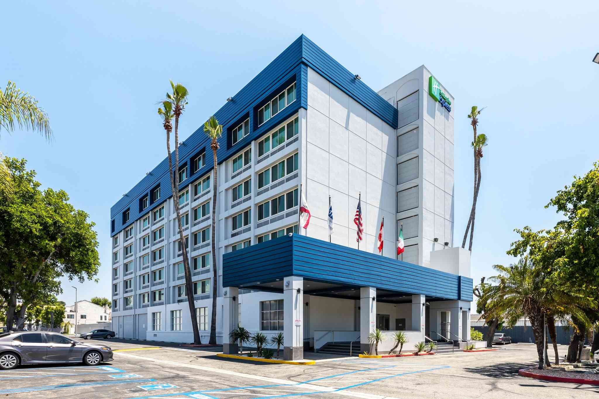 Holiday Inn Express Hotel Van Nuys в Ван Найс, CA
