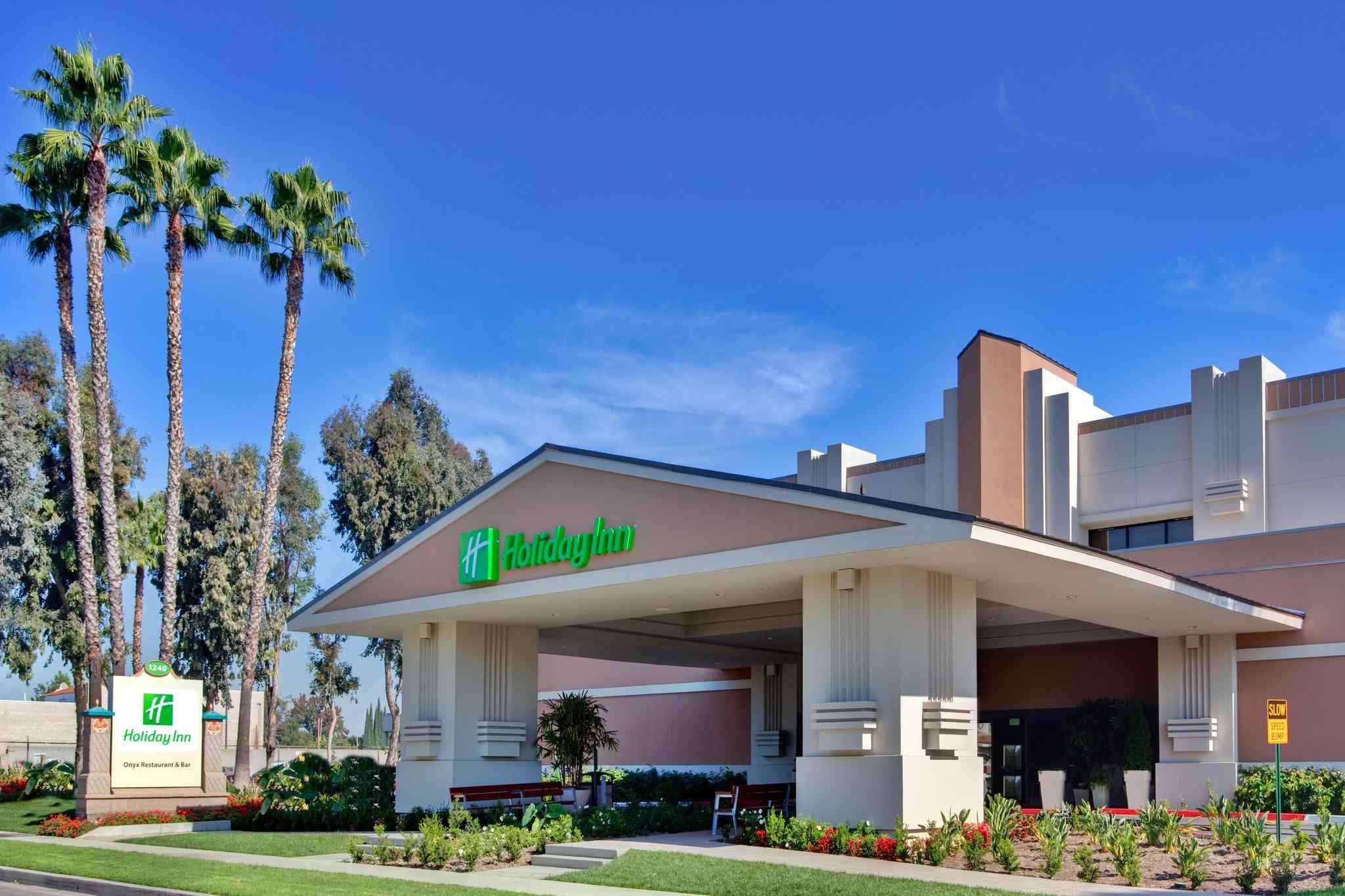 Holiday Inn & Suites Anaheim (1 Blk/Disneyland®) в Анахайм, CA